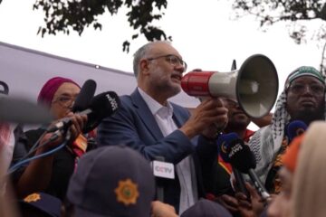Embajador de Sudáfrica en EE.UU. regresa como héroe a su país tras ser expulsado