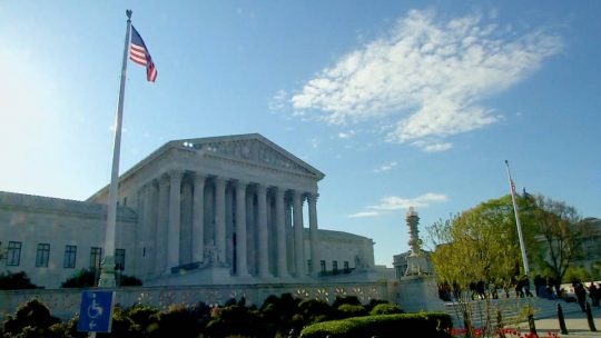 Corte Suprema  permite entrada en vigor norma de “carga pública” de Trump