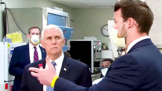 Vicepresidente Pence se niega a usar máscara de protección al visitar la Clínica Mayo