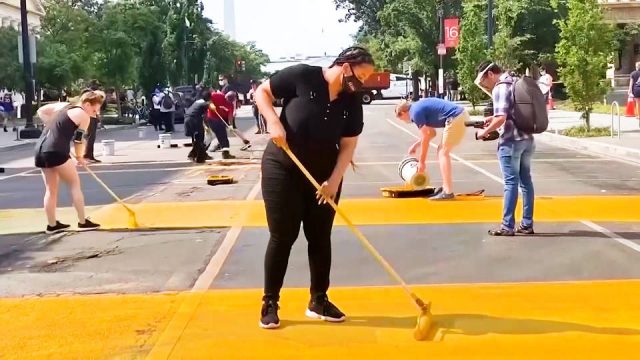 Sigue intacto mensaje que alcaldesa de Washington y manifestantes pintaron frente a la Casa Blanca