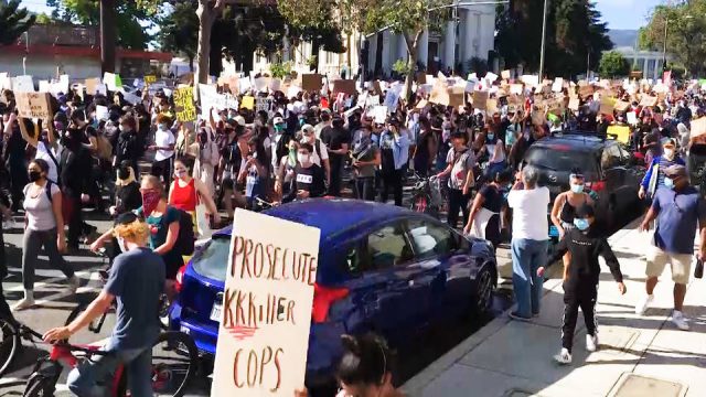 15.000 personas asisten a marcha en Oakland, California