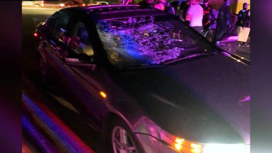 En EE.UU. conductores embisten con sus vehículos a manifestantes pacíficos causando muertos y heridos
