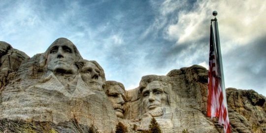 Trump, el Monte Rushmore, la COVID-19 y el Ku Klux Klan