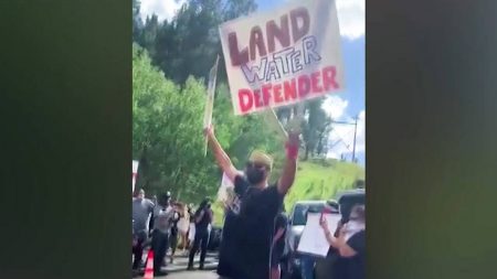 Activistas indígenas arrestados mientras bloqueaban la carretera al Monte Rushmore antes del discurso de Trump