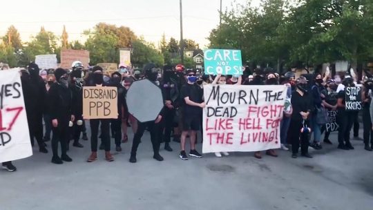 Protestan contra ataques violentos y encubiertos perpetrados por agentes federales en Portland
