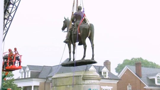 Alcalde de Richmond, en Virginia, retira estatua de general confederado