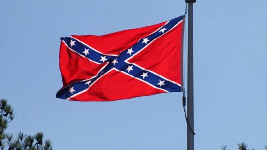 El Pentágono prohíbe la bandera confederada en bases militares a pesar de la oposición de Trump