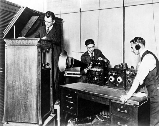 100 años de la radio y larga espera de los medios comunitarios