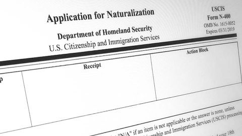 Departamento de Justicia de EE.UU. busca despojar a inmigrantes naturalizados de su ciudadanía