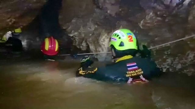 Buzo tailandés muere en intento de rescatar a jóvenes atrapados en cueva inundada