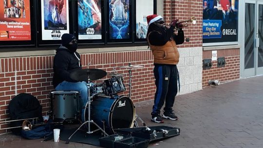 Calientan el ambiente con música navideña