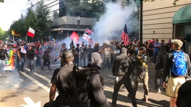 Enfrentamiento entre manifestantes de extrema derecha y antifascistas en Portland, Oregon