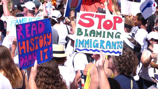 Gobierno de Trump podría negar residencia permanente a inmigrantes que reciben  asistencia social