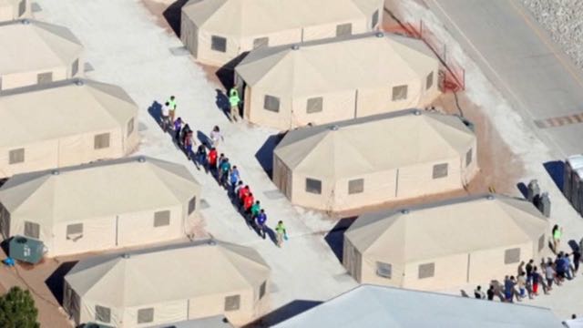Gobierno transfiere a niños detenidos a un inhóspito campamento