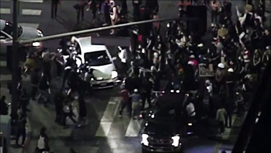 Automovilistas atacan protestas pacíficas de Black Lives Matters en Los Ángeles