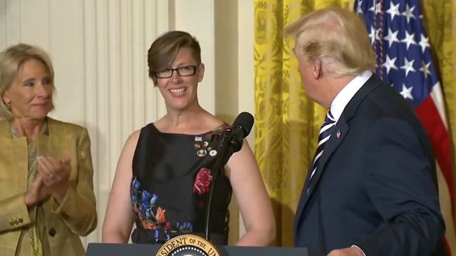 La “docente del año” de EE.UU. realiza una protesta silenciosa mientras Trump le entrega el premio