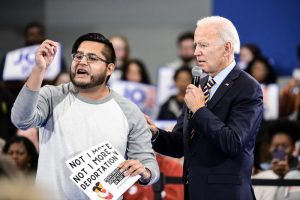 Líder comunitario interpela al precandidato demócrata Joe Biden
