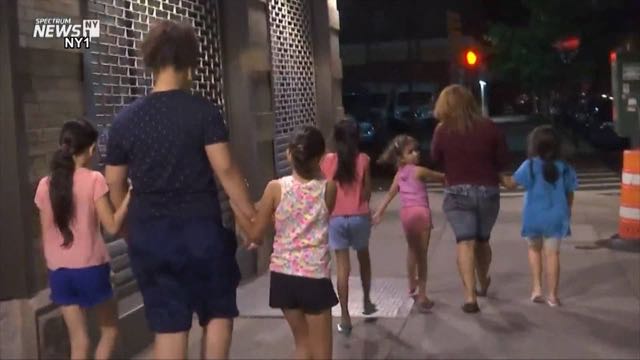 Menores migrantes son transportados a Nueva York en medio de la noche