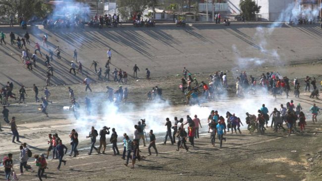 Patrulla Fronteriza de EE.UU. dispara gas lacrimógeno a familias que buscan asilo