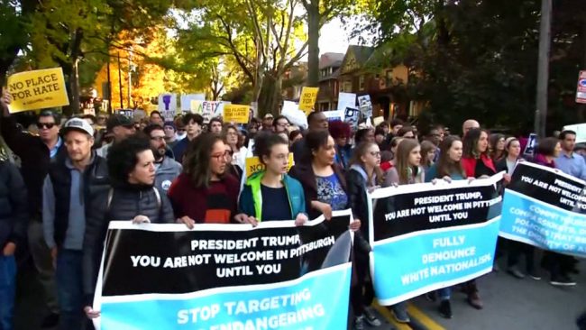 Pittsburgh: 1.000 personas marchan mientras Trump visita el sitio del tiroteo masivo antisemita