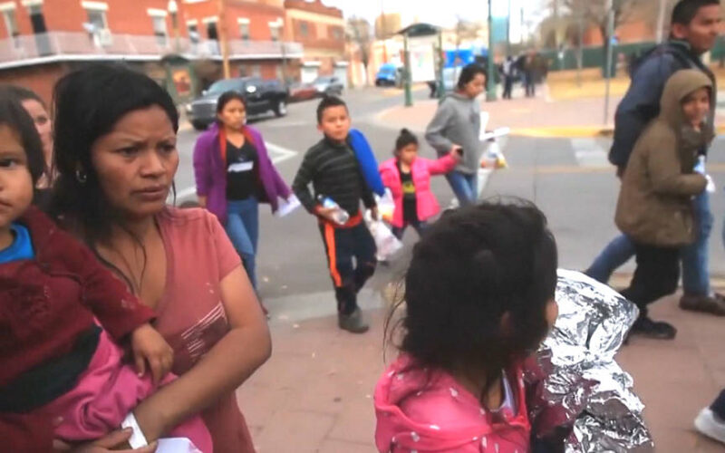 Texas: Cientos de migrantes más son liberados por el ICE en El Paso