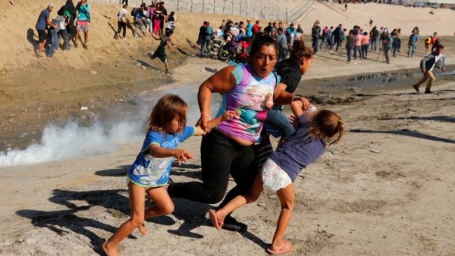 Trump defiende uso de gas lacrimógeno contra migrantes y culpa a los padres y “agarradores”