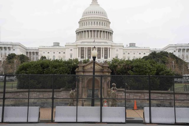 Mallas metálicas rodean al Capitolio en Washington, D.C.
