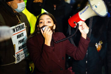 La congresista Ocasio-Cortez se une a trabajadores en huelga de mercado agrícola en Nueva York