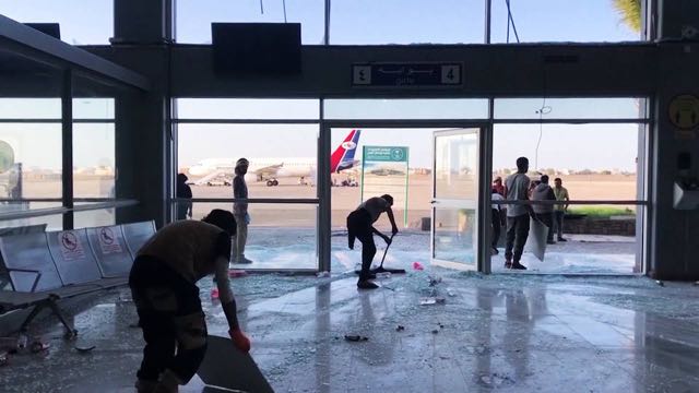 Enorme explosión en el aeropuerto de la ciudad de Adén en Yemen deja al menos 26 muertos
