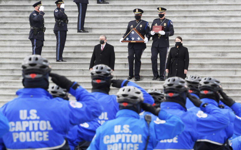 Honor a policía del Capitolio, Brian Sicknick, caído en acción