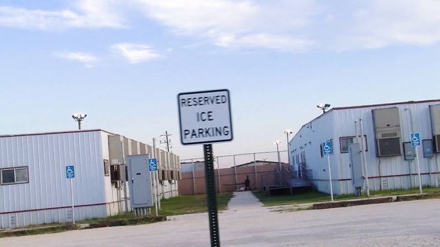 Gobierno de Biden reabre centro de detención en Texas para adolescentes migrantes