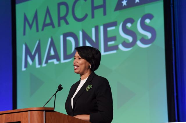 La alcaldesa de Washington, D.C. quiere comunidades fuertes y saludables