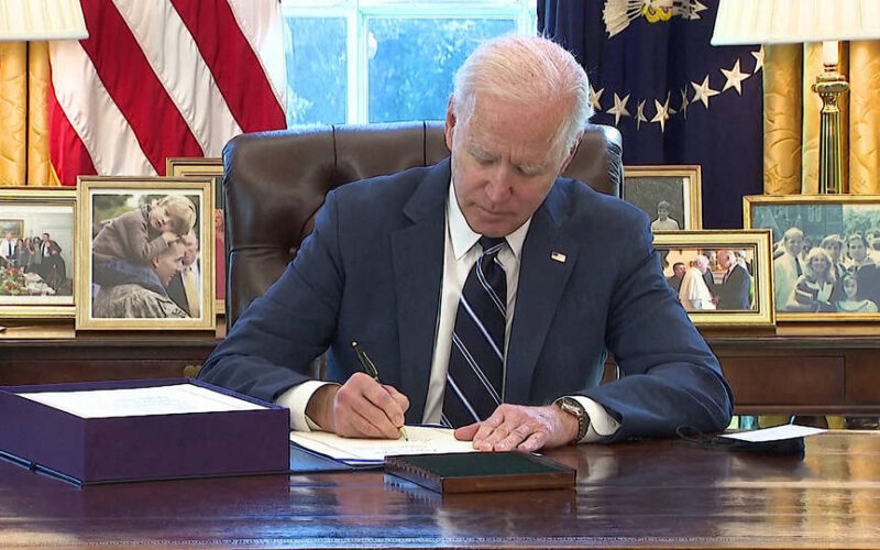 Biden firma el proyecto de ley de ayuda financiera por el coronavirus