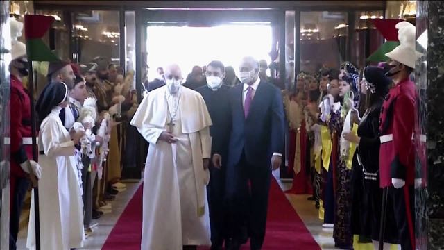 El papa Francisco llega a Bagdad para la primera visita papal a Irak