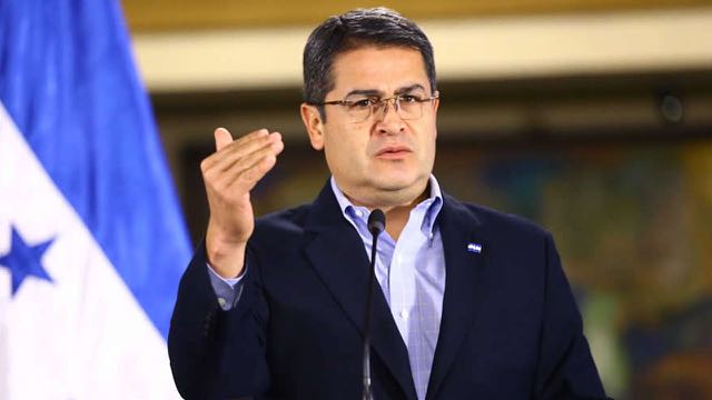 El presidente hondureño usó cuentas falsas para aparentar mayor popularidad