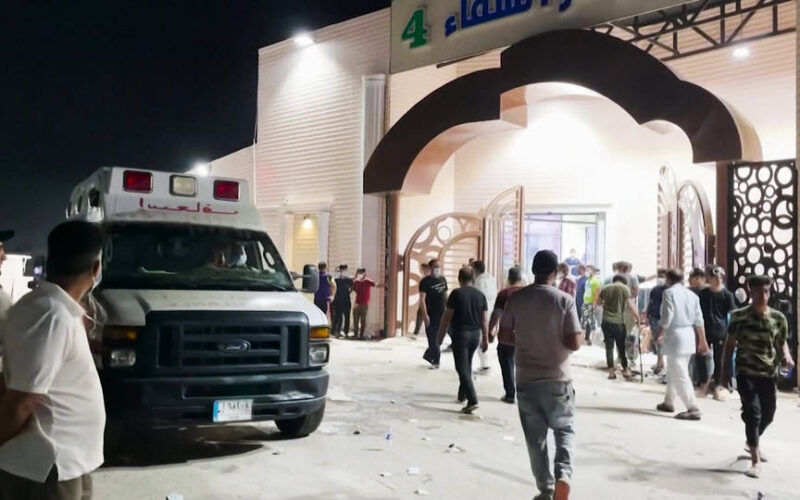 Dolor e indignación tras la muerte de al menos 82 personas por un incendio en un hospital en Bagdad que atendía pacientes con COVID-19
