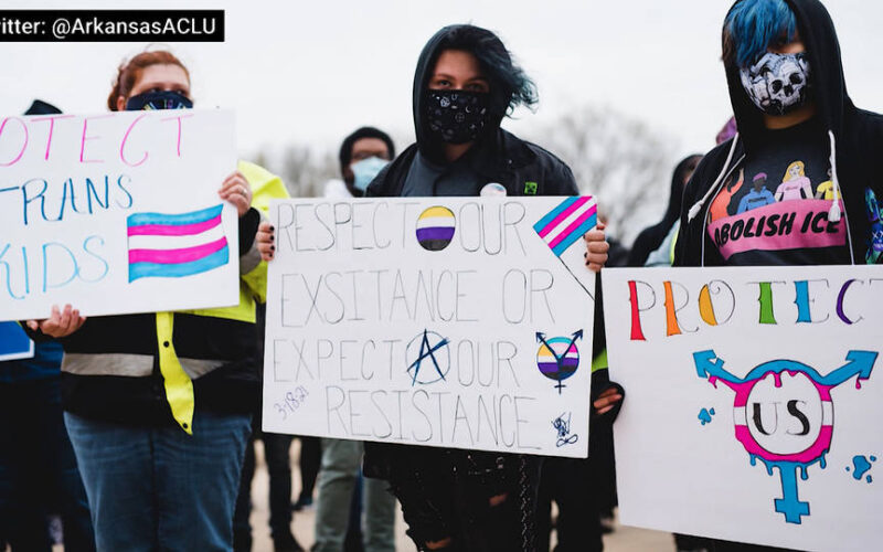 Arkansas convierte en delito la atención médica a jóvenes trans