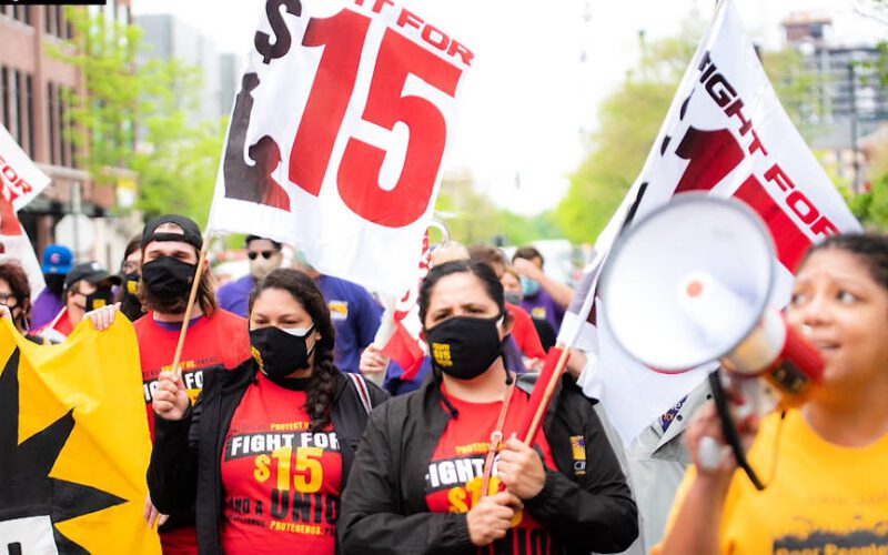 Alexandria Ocasio-Cortez y Bernie Sanders se unen a la huelga de trabajadores de McDonald’s en reclamo de un salario mínimo de 15 dólares la hora