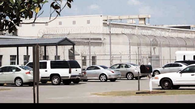 El Servicio de Inmigración rescinde contratos con dos centros de detención de inmigrantes denunciados por abusos