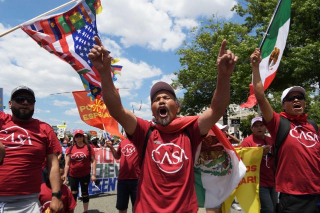 Inmigrantes marchan en Washington, D.C. por una reforma migratoria