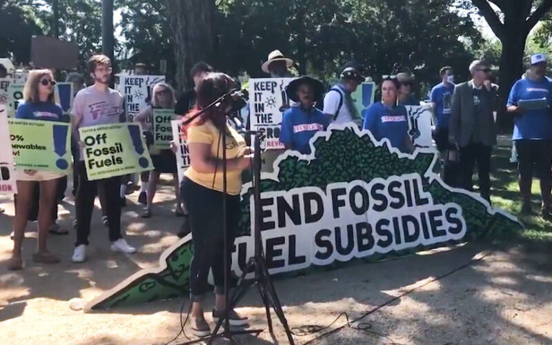 Activistas contra el cambio climático exigen al Congreso de EE.UU. poner fin a subsidios para combustibles fósiles
