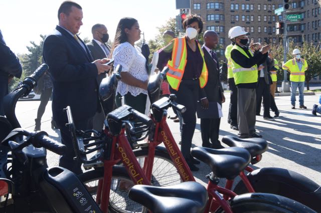 Alcaldesa de DC anuncia mejoras en las medidas de seguridad para los peatones