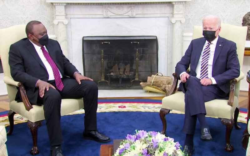 Biden recibe en la Casa Blanca al presidente de Kenia, implicado en los papeles de Pandora