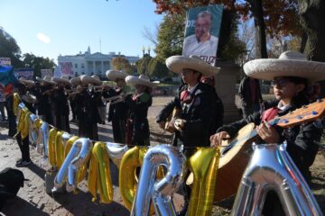 Con mariachis piden reforma migratoria frente a la Casa Blanca durante visita de AMLO