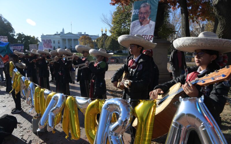 Con mariachis piden reforma migratoria frente a la Casa Blanca durante visita de AMLO