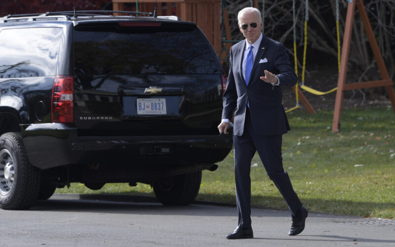 Biden aliviado rumbo a Camp David tras evitar cierre del gobierno federal