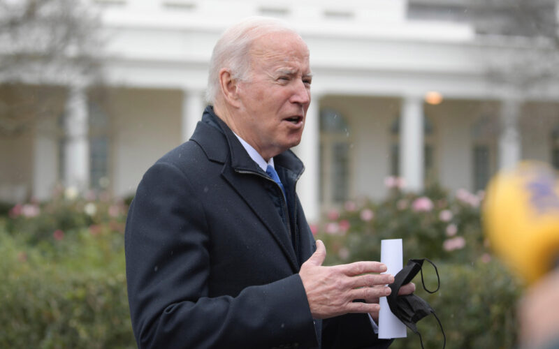 El presidente Biden agiliza acciones contra la variante Ómicron