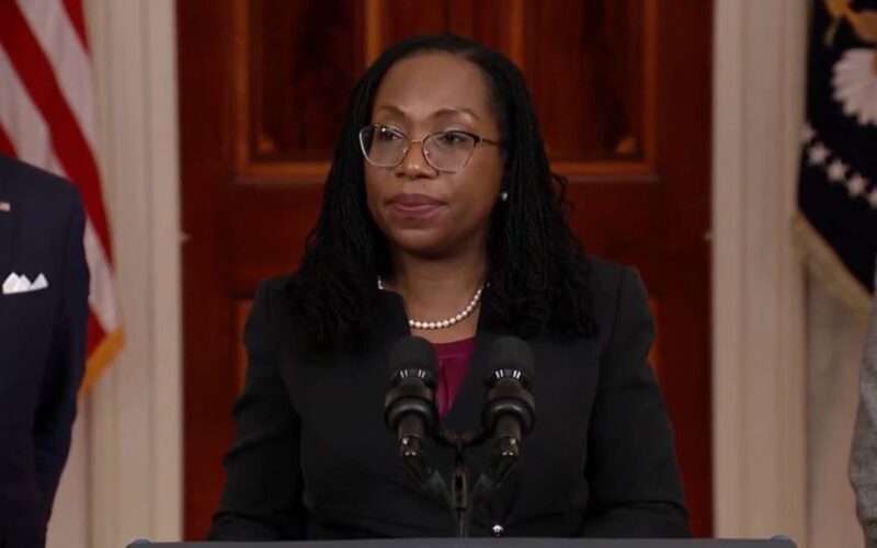 La jueza Ketanji Brown Jackson acepta una nominación histórica a la Corte Suprema de EE.UU.