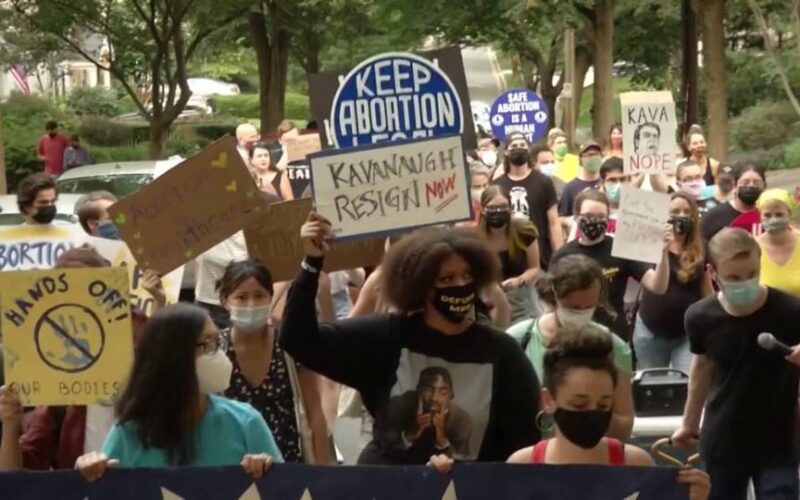 Manifestantes a favor del aborto se manifiestan frente a las casas de algunos jueces de la Corte Suprema de EE.UU.
