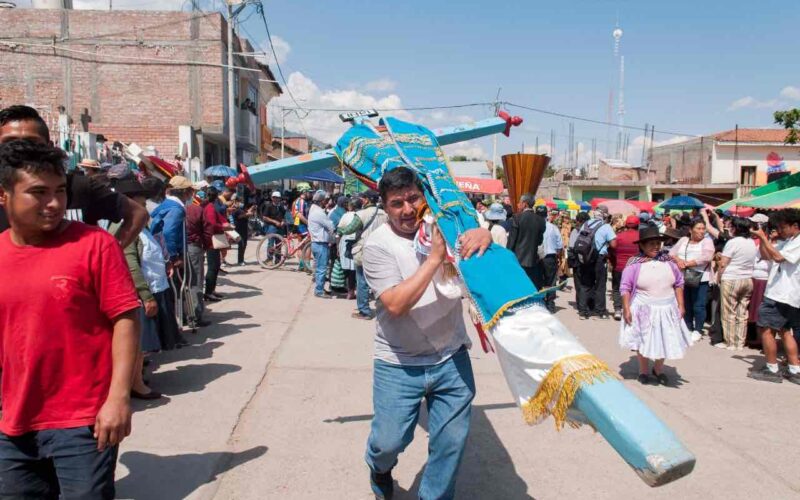 Fiesta de las Cruces congrega a cientos de fieles en región andina del Perú